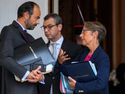 Le Premier ministre Edouard Philippe (G) parle avec la ministre des Transport Elisabeth Borne le 27 septembre 2017 à Paris - CHRISTOPHE ARCHAMBAULT [AFP/Archives]
