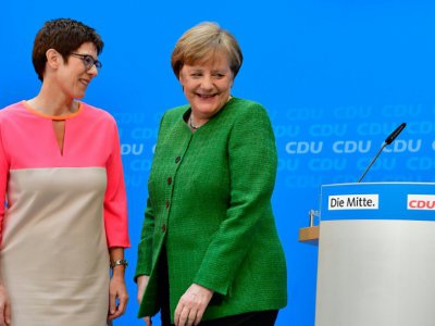 La chancelière allemande et leader de parti CDU Angela Merkel (D) et Annegret Kramp-Karrenbauer, présidente de la Sarre et pressentie pour lui succéder à la tête de la Sarre, à Berlin le 19 février 2018 - Tobias SCHWARZ [AFP/Archives]