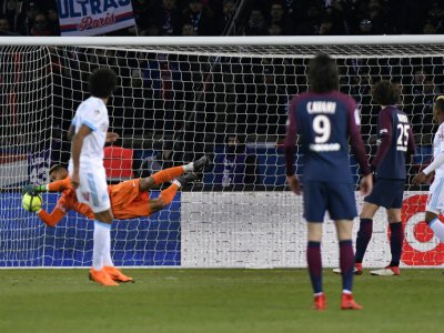 Le gardien du Paris Saint-Germain, Alphonse Areola, sauvant un ballon au cours du match face à MParseille, le 25 février 2018 au Parc des Princes, près de Paris - GERARD JULIEN [AFP]