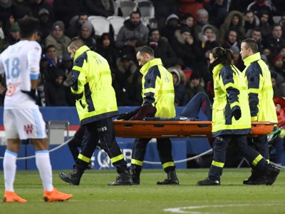 Le joueur brésilien du PSG Neymar est évacué sur une civière lors du match contre Marseille, le 25 février 2018 au Parc des Princes, à Paris - GERARD JULIEN [AFP]