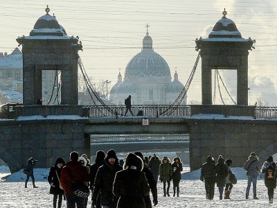 Des personnes marchent sur la Neva gelée, le 24 février 2018 à Saint-Pétersbourg - Olga MALTSEVA [AFP]