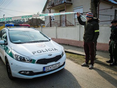 Des policiers slovaques stationnent le 26.02.2018 devant le domicile du journaliste d'investigation Jan Kuciak, 27 ans, tué par balle ensemble avec sa compagne, Martina Kusnirova, à Velka Maca, à environ 65 km à l'est de Bratislava - VLADIMIR SIMICEK [AFP]