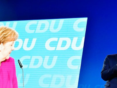 Angela Merkel applaudie par Jens Spahn lors du congrès de la CDU, le 26 février 2018 à Berlin - Tobias SCHWARZ [AFP]