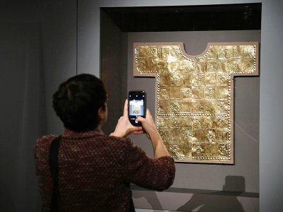 Un visiteur de l'exposition sur l'or précolombien au Met, le 26 février 2018 à New York - ANGELA WEISS [AFP]