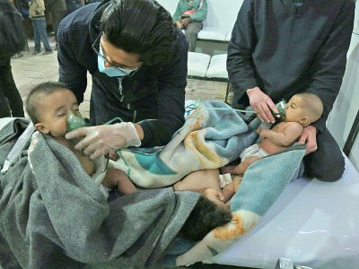 Des bébés soignés dans un hôpital de campagne après des accusations d'attaque chimique par le régime sur la région de Chifouniyé dans la Ghouta orientale, le 25 février 2018 - HAMZA AL-AJWEH [AFP]