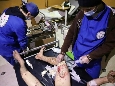 Des médecins soignent un blessé dans un hôpital de fortune, après un bombardement du régime syrien sur la Ghouta orientale, le 25 février 2018 - AMER ALMOHIBANY [AFP]