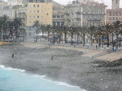 Chute de neige sur la promenade des Anglais, le 26 février 2018 à Nice - VALERY HACHE [AFP]
