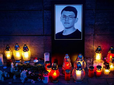 Des bougies et un portrait du journaliste slovaque assassiné Jan Kuciak devant le bureau d'Aktuality à Bratislava, le 26 février 2018 - VLADIMIR SIMICEK [AFP]