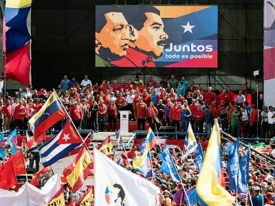 Le président vénézuélien Nicolas Maduro et la première Dame Cilia Flores  regardent la foule après un meeting, à Caracas, le 27 février 2018 - Carlos Becerra [AFP]