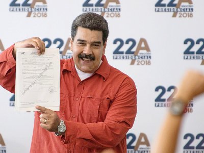 Le président vénézuélien Nicolas Maduro présente son bulletin d'inscription à Caracas, le 27 février 2018 - Carlos Becerra [AFP]
