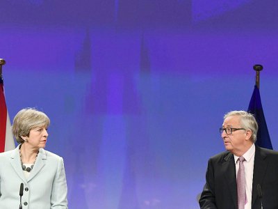 La Première minsitre britannique Theresa May et le président de la Commission européenne Jean-Claude Juncker, le 8 décembre 2017 à Bruxelles - EMMANUEL DUNAND [AFP/Archives]