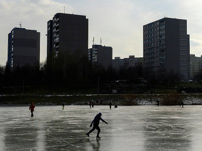 Patinage sur un lac gelé à Prague, le 27 février 2018 - Michal Cizek [AFP]