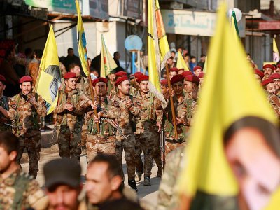Des membres la milice kurde des Unités de protection du peuple (YPG) manifestent à Al-Muabbadah, le 24 février 2018, dénonçant l'opération militaire turque dans cette enclave kurde au nord-ouest d'Afrin en Syrie - Delil souleiman [AFP]