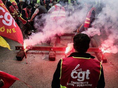 Des cheminots installent des rails devant le siège du Medef à Lyon lors d'une grève pour protester contre les réformes du gouvernement, le 1er juin 2016 - JEFF PACHOUD [AFP/Archives]