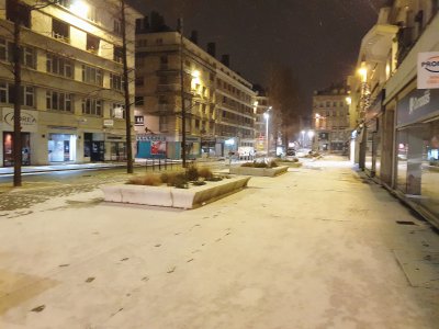 Une fine couche de neige a recouvert, dans la nuit, les trottoirs de Rouen, tandis que les routes sont traitées par les services municipaux, jeudi 1er mars 2018 - Amaury Tremblay