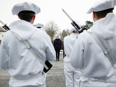 Emmanuel Macron (c) lors d'une cérémonie militaire au  camp de Mourmelon, le 1er mars 2018 - Yoan VALAT [POOL/AFP]