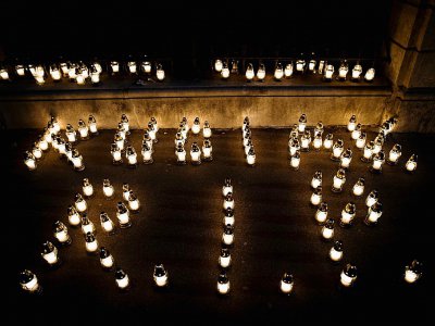 Des bougies forment le nom du journaliste assassiné, Jan Kuciak à Bratislava, en Slovaquie, le 28 février 2018 - VLADIMIR SIMICEK [AFP]