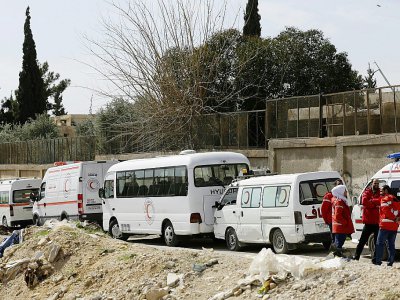 Des ambulances du Croissant rouge syrien attendent une éventuelle évacuation de blessés de l'enclave rebelle dans la Ghouta orientale, au passage d'Al-Wafidine, le 1er mars 2018 - LOUAI BESHARA [AFP]