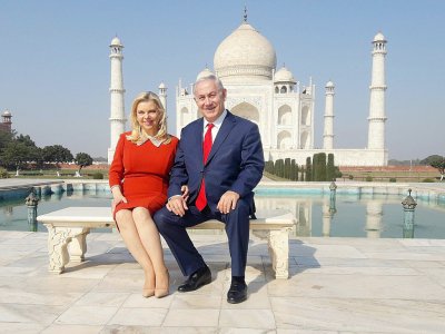 Le Premier ministre israélien Benjamin  Netanyahu et son épouse Sara posent pour une photo devant le Taj Mahal lors de leur visite en Inde, le 16 janvier 2018 - STR [AFP/Archives]