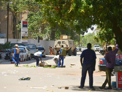 Des membres des forces de sécurité burkinabè près d'un véhicule blindé lors d'attaques armées dans la capitale, le 2 mars 2018 à Ouagadougou - Ahmed OUOBA [AFP]