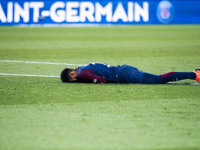 Neymar au sol blessé au pied droit lors du match du PSG contre Marseille en Ligue 1 le 25 février 2018 au Parc des Princes - GEOFFROY VAN DER HASSELT [AFP/Archives]