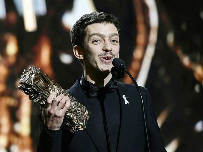 L'acteur argentin Nahuel Perez Biscayart reçoit l'oscar du meilleur espoir masculin, le 2 mars 2018 à Paris - Philippe LOPEZ [AFP]