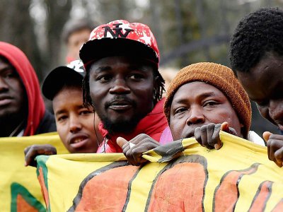 Des migrants lors d'une marche contre le racisme à Macerata, dans le centre de l'Italie, le 10 février 2018 - TIZIANA FABI [AFP]