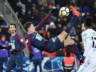 Le milieu allemand du PSG Julian Draxler tente un retourné contre Marseille en quart de finale de la Coupe de France, le 28 février 2018 au Parc des Princes - CHRISTOPHE SIMON [AFP/Archives]