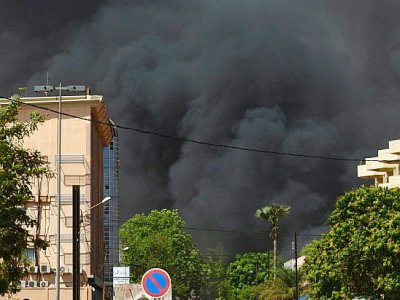 Un épais nuage de fumée noire pendant des attaques armées visant l'ambassade de France et l'institut français dans le centre de Ouagadougou au Burkina Faso, le 2 mars 2018 - Ahmed OUOBA [AFP]