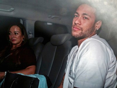 La star du football Neymar (D) et sa mère Nadine Goncalves Da Silva à leur arrivée à Belo Horizonte, au Brésil, le 2 mars 2018, où l'attaquant a été opéré du pied droit - NELSON ALMEIDA [AFP]