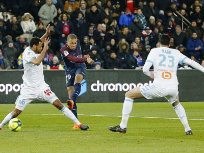 Le défenseur portugais de Marseille, Rolando (g), tacle l'attaquant du PSG, Mbappé, lors d'un match de L1 au Parc des Princes, le 25 février 2018 - GEOFFROY VAN DER HASSELT [AFP/Archives]