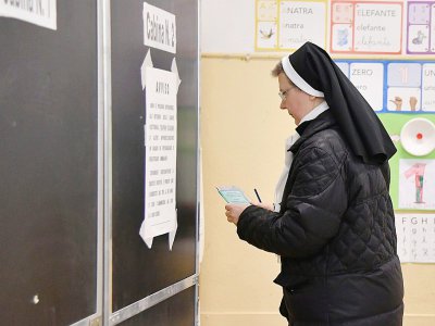 Une bonne sœur s'apprête à voter le 4 mars 2018 à Rome pour les élections législatives - Tiziana FABI [AFP]
