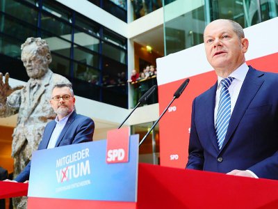 Le chef par intérim du SPD Olaf Scholz (d) s'exprime après le vote de son parti qui a approuvé une nouvelle alliance avec Angela Merkel, au siège du SPD le 4 mars 2018 à Berlin - Michael Kappeler [DPA/AFP]