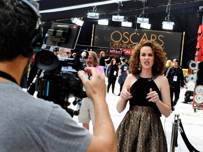 Une journaliste de télévision s'entraîne à la veille des Oscars, le 3 mars 2018 à Hollywood - Mark RALSTON [AFP]
