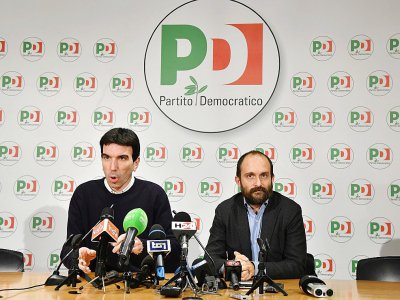 Maurizio Martina (G), le ministre de l'Agriculture et membre du parti Démocrate (PD) et Matteo Orfini, président du parti PD, lors d'une conférence de presse le 5 mars 2018 à Rome - Tiziana FABI [AFP]