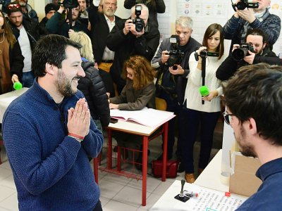 Matteo Salvini, chef de file de l'extrême droite alliée à la droite de Silvio Berlusconi, vote pour les législatives le 4 mars 2018 à Milan - Miguel MEDINA [AFP]