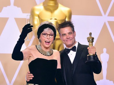 Rita Moreno et le réalisateur chilien Sebastián Lelio, avec l'Oscar du meilleur film étranger, le 4 mars 2018 à Hollywood - FREDERIC J. BROWN [AFP]