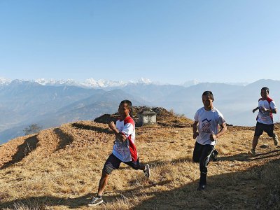 Des moines bouddhistes font un jogging à Sindhukot, le 15 février 2018, au nord-est de Katmandou, au Népal - PRAKASH MATHEMA [AFP]