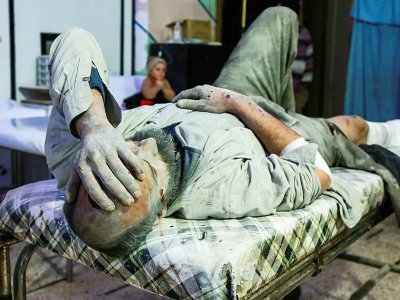 Un Syrien blessé attend d'être pris en charge dans un hôpitale de fortune de la ville rebelle de Douma, dans la Ghouta orientale, le 3 mars 2018 - HAMZA AL-AJWEH [AFP]