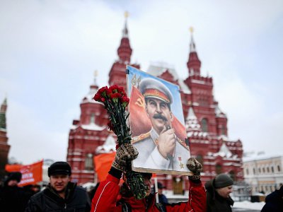 Des communistes sur la place Rouge à Moscou pour commémorer le 65e anniversaire de la mort de Staline - Kirill KUDRYAVTSEV [AFP]