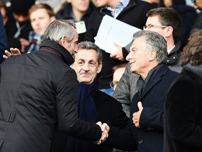 Le N.2 du PSG Jean Claude Blanc salue le président argentin Mauricio Macri (d), sous le regard de Nicolas Sarkozy, le 27 janvier 2018 au Parc des Princes - FRANCK FIFE [AFP/Archives]