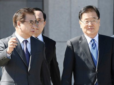 Chung Eui-yong (D) et Suh Hoon (G), membres de la délégation sud-coréenne avant leur envol pour la Corée du Nord, le 5 mars 2018 à Seongnam - Jung Yeon-je [pool/AFP]