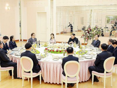 Sur cette photo fournie par la présidence sud-coréenne et prise le 5 mars 2018, le dirigeant nord-coréen Kim Jong Un (C) s'entretient avec une délégation sud-coréenne durant un dîner à Pyongyang - handout [The Blue House/AFP]
