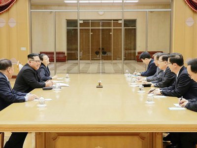 Photo prise le 5 mars 2018 et publiée le 6 mars 2018 par l'agence officielle nord-coréenne KCNA montrant une rencontre du dirigeant nord-coréen Kim Jong-Un (2e à G) avec une délégation sud-coréenne à Pyongyang - STR [KCNA VIA KNS/AFP]