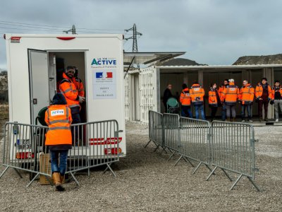 Des bénévoles de l'association La Vie Active distribuent des repas à des migrants à Calais, le 6 mars 2018 - PHILIPPE HUGUEN [AFP]