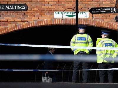 Des policiers britanniques à Salisbury devant le centre commercial où a été trouvé inconscient un homme présenté comme l'ex-agent double Sergueï Skripal, le 6 mars 2018 - Chris J Ratcliffe [AFP]