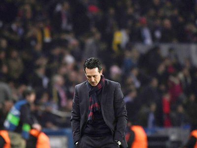 L'entraîneur du PSG Unai Emery dépité lors du match contre le Real Madrid en Ligue des champions au Parc des Princes le 6 mars 2018 - PIERRE-PHILIPPE MARCOU [AFP]