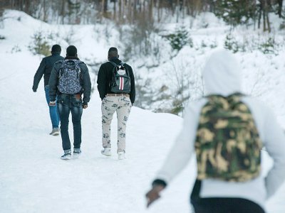 Des migrants ivoiriens marchent dans la neige pour traverser la frontière franco-italienne, le 13 janvier 2018 près de Bardonecchia - Piero CRUCIATTI [AFP]