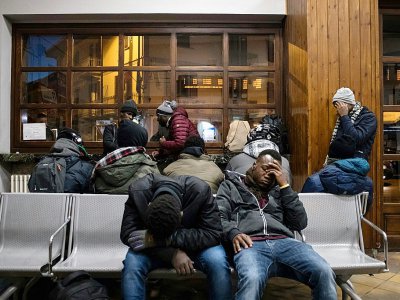 Des migrants dans la salle d'attente de la gare de Bardonecchia, le 13 janvier 2018 en Italie - Piero CRUCIATTI [AFP]
