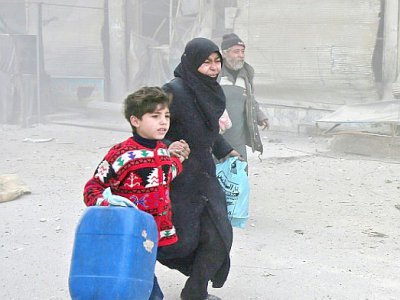 Des Syriens courent se mettre à l'abris pendant des bombardements du régime sur les zones rebelles dans la Ghouta orientale, le 6 mars 2018 - ABDULMONAM EASSA [AFP]